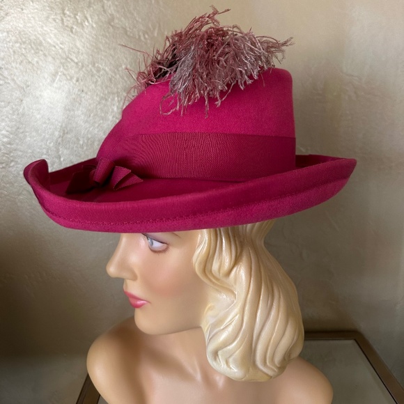 IMPORTED VINTAGE FUCHSIA FELT WIDE BRIM DEDORA WITH COORDINATING OSTRICH FEATHER main image 5
